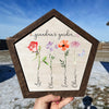 Personalisiertes Gartenschild mit Namen der Enkelkinder und Geburtsblume als Muttertagsgeschenk